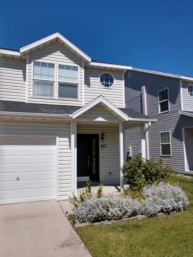 Building Photo - PRICE DROP! 3 bdrm 1.5 bath townhome! You'll love our giant DECK!