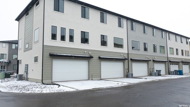 Photo - 1040 W State St