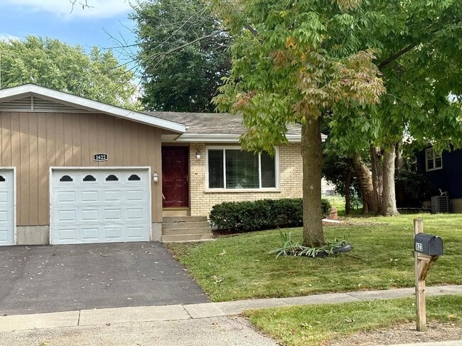 Building Photo - 1622 Oak Ln Unit 2