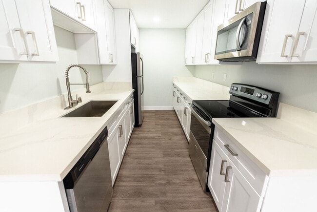 Photo - 17211 Chatsworth Street