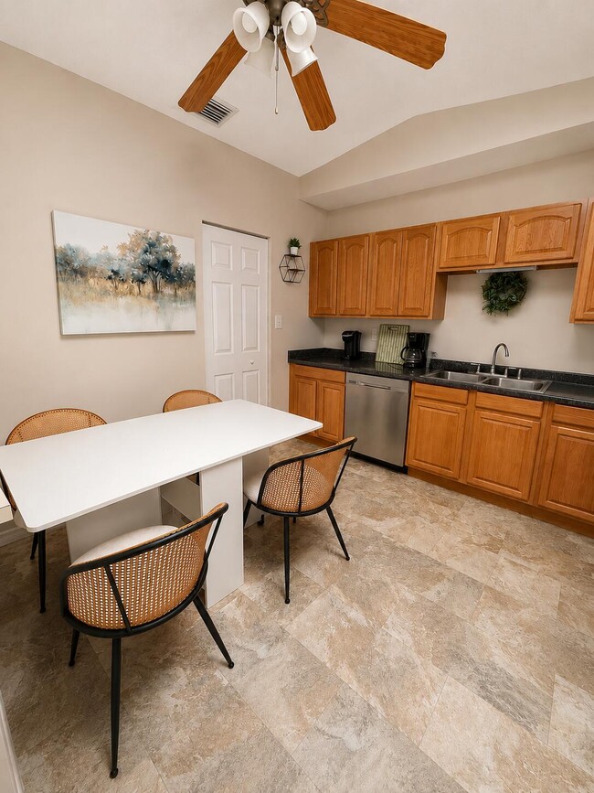 1433 Captains Walk