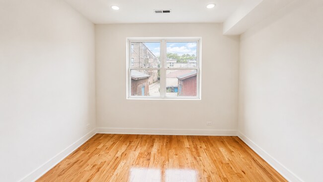 Photo - 3136 N Ridgeway Ave Unit 1
