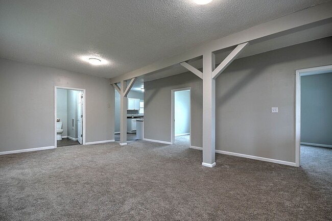 Photo - 635 S McKee St Unidad A