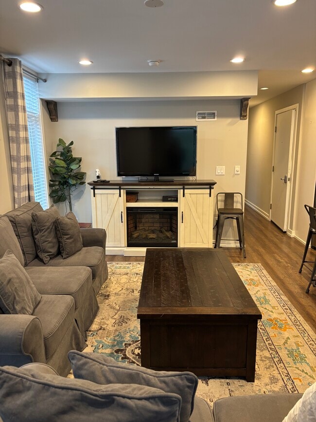 Photo - 769 N Uber St Unidad B