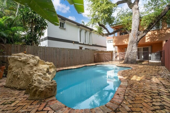 Photo - 3060 Matilda St