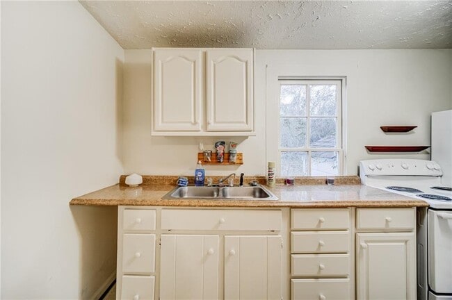 Photo - 1290 Reavis Mountain Rd