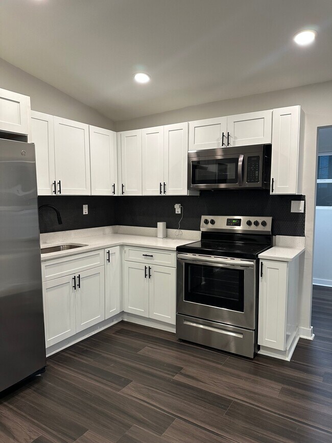Photo - 852 Custer St