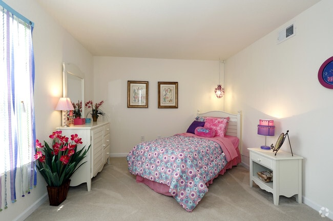 The Boone Garden: 2Bd/2Ba