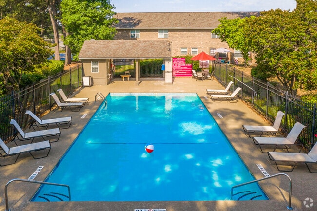 Pool - The Grove at Six Hundred Apartment Homes