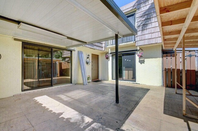 Photo - 562 Springdale Cir