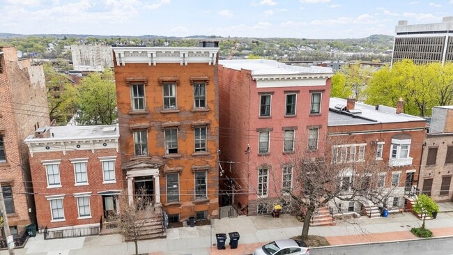 Building Photo - 47 Ten Broeck St Unit B