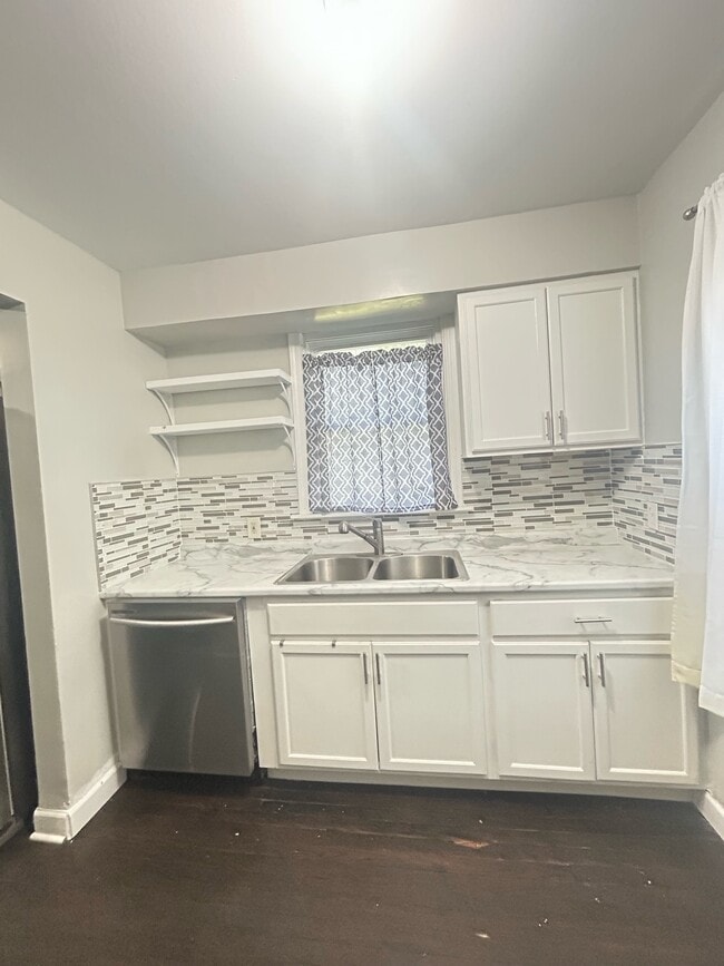 Building Photo - 8825 S Kenwood Ave