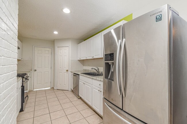 Building Photo - 12054 Plumpoint Dr