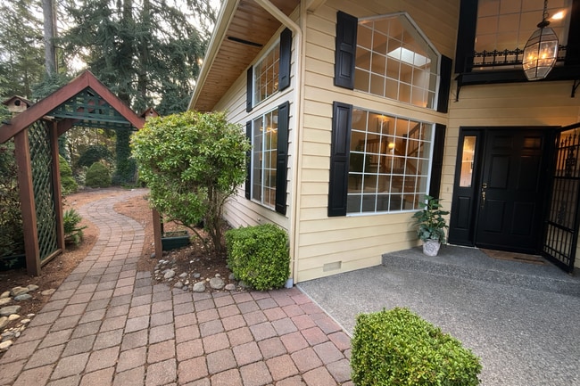 Photo - Spacious 3-Bedroom Home with Sunroom in Private Lake Community – Everett