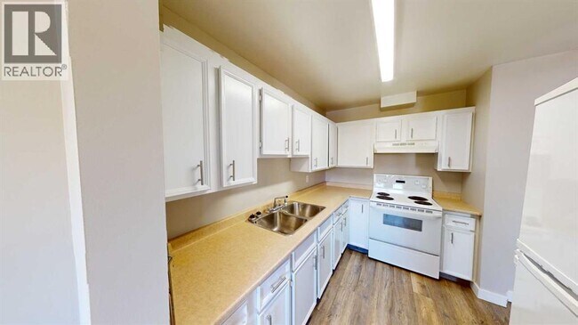 Photo - 10201-10108 108 Ave