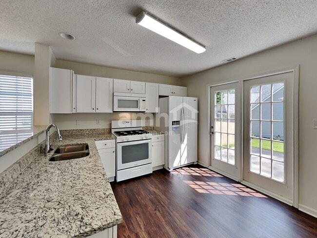 Photo - 208 MacKenzie Ct