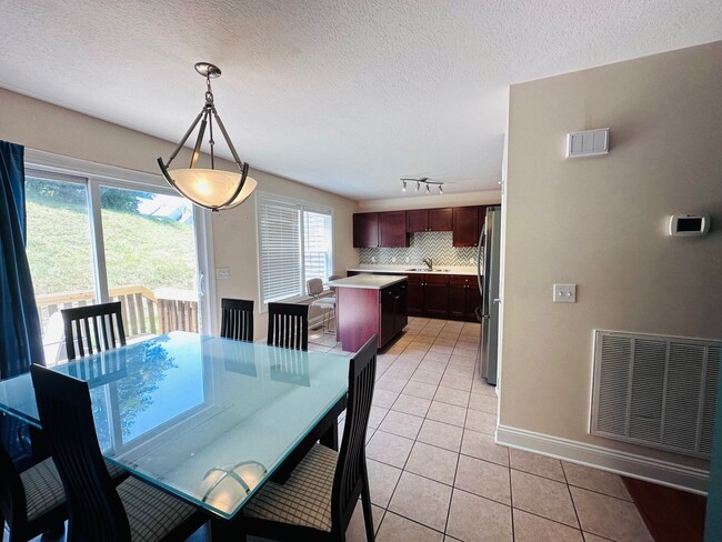 Photo - 3 Bedroom 2.5 Half Bath Townhouse with 2 Car Garage