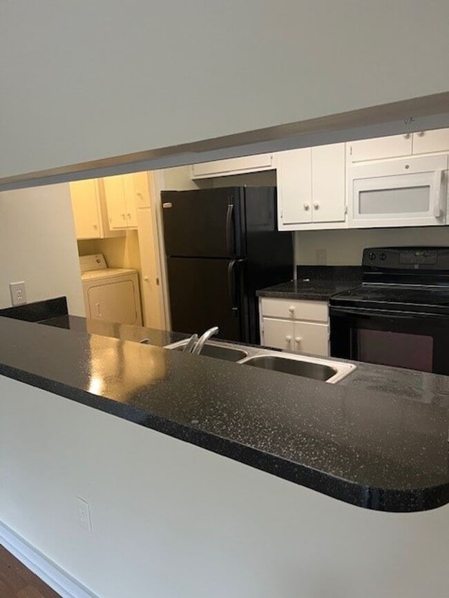 Building Photo - Overlook Condominiums - 2 bedroom- 2 bath