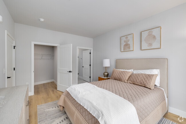 2BR, 2BA - 925SF - Primary Bedroom