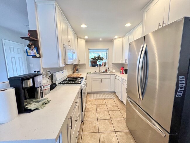 Building Photo - Quiet Long Beach 3BD/2BA Home w/ Pool, Laundry Hookups, & Garage