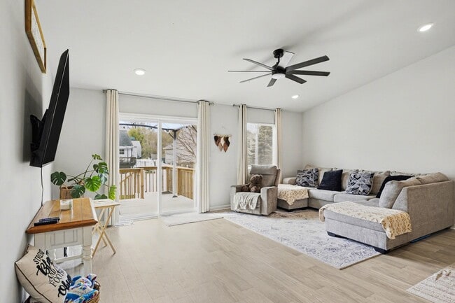 Photo - 202 Creek Pointe Cir