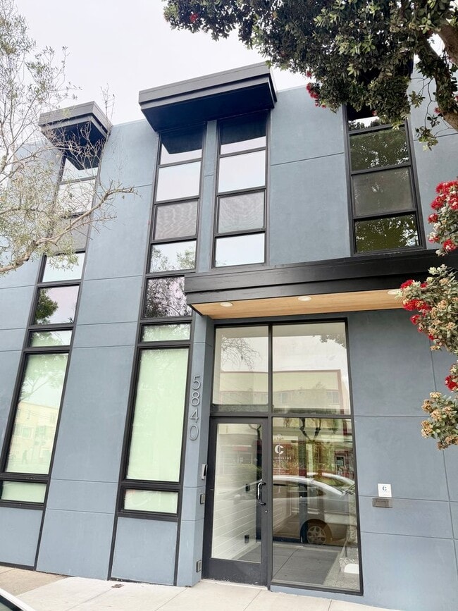 Building Photo - 5840 Unit 5838