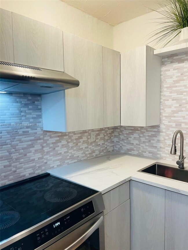 Photo - 2899 Collins Ave Unidad 648