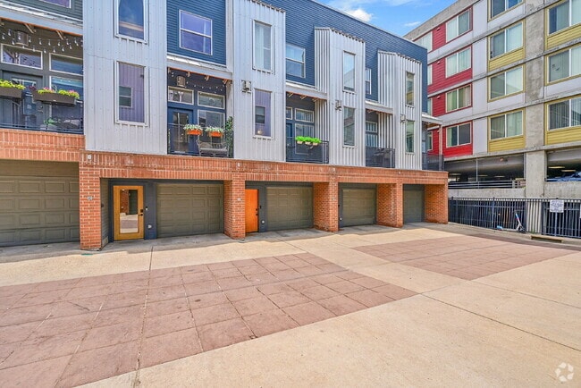 Building Photo - $3,225.00 - 2 Beds, 1.5 Bath, Townhouse in... Unit 23