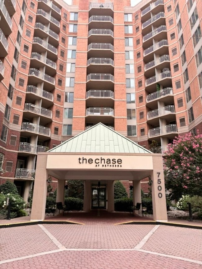 Building Photo - 7500 Woodmont Ave Unit 907