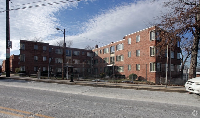 Building Photo - 5000 FT TOTTEN DR NE