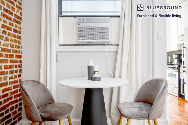 Photo - 434 W 52nd St Unidad FL2-ID909