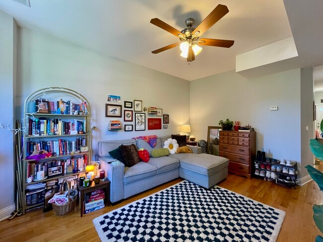 Photo - 3611 W Wolfram St Unit 2