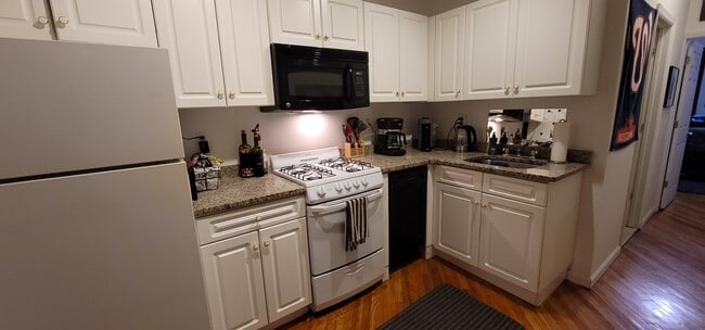 Kitchen with granite counter tops - 407 1st St Unit 4