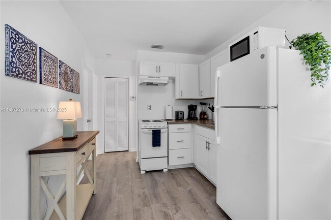 Photo - 925 SW 15th Ave Unit .