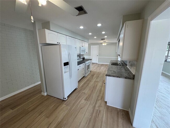 Photo - 1764 Thames St