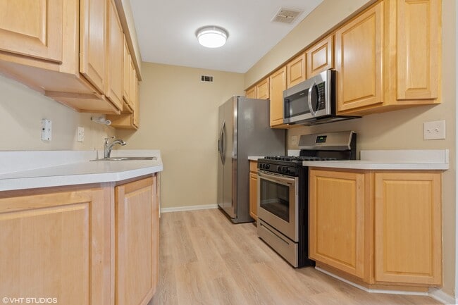 Photo - 1515 N Windsor Dr Townhome