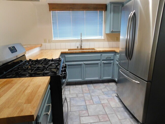 Photo - Spacious 3bd 2.5ba Quiet location.