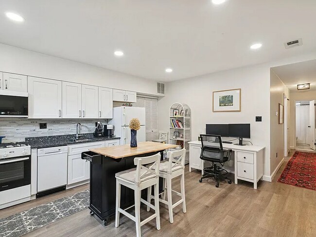 Building Photo - beautifully maintained one-bedroom plus den apartment