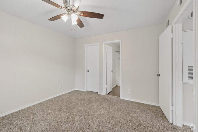 2BR, 2BA - 874SF - Primary Bedroom