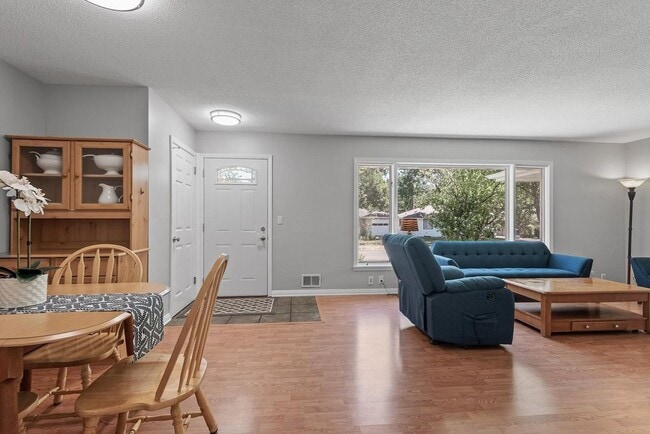 Photo - 2530 Zinran Ave S