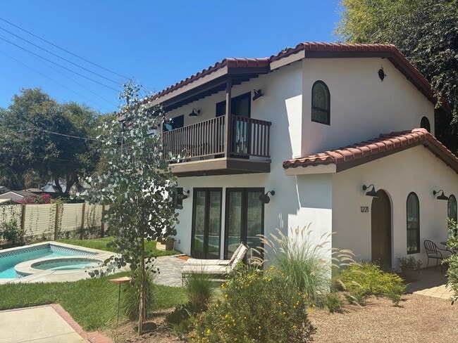 Building Photo - 1221 S Chavez St Rental