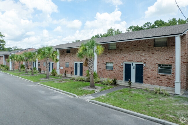 Lake Park Colonial