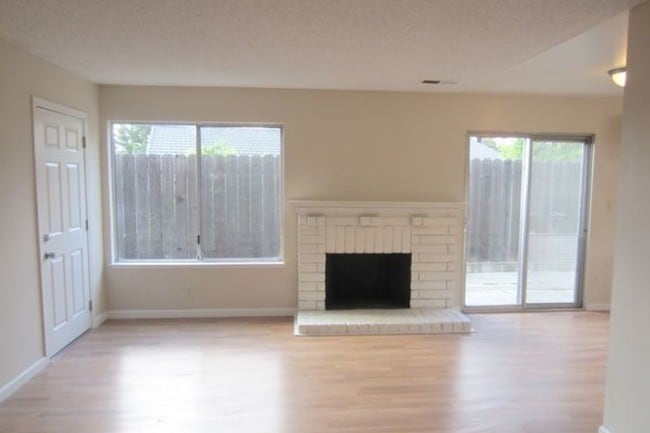 Photo - 200 Sunrise Way