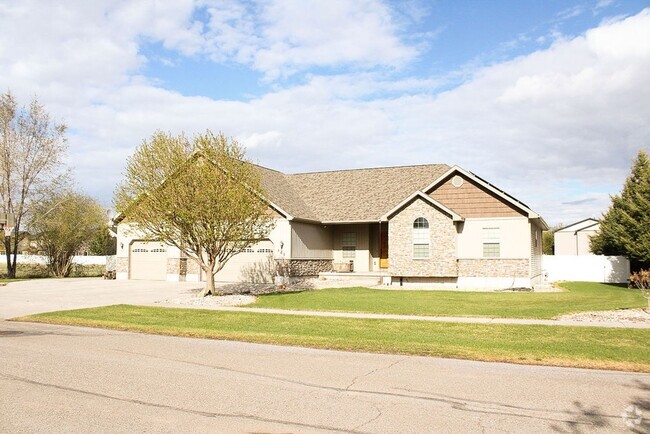Building Photo - Beautiful Custom Home For Rent In Rexburg!