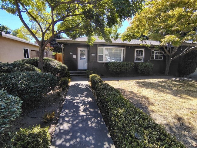 Building Photo - 1538 Maplewood Dr Rental