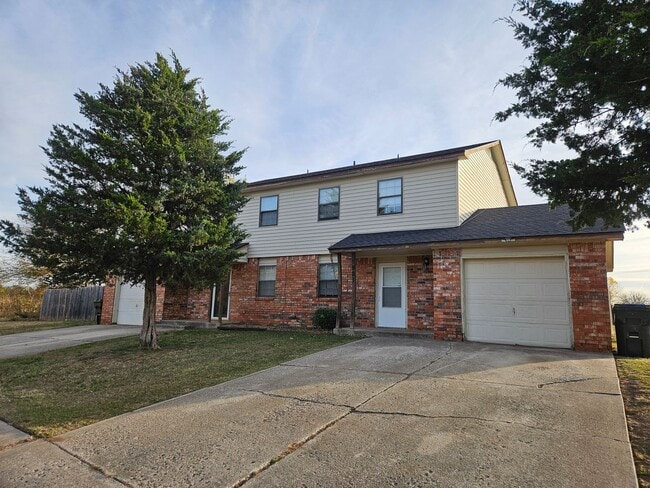 Building Photo - (2) Bed/(1.5) Townhome In North Norman Ava...