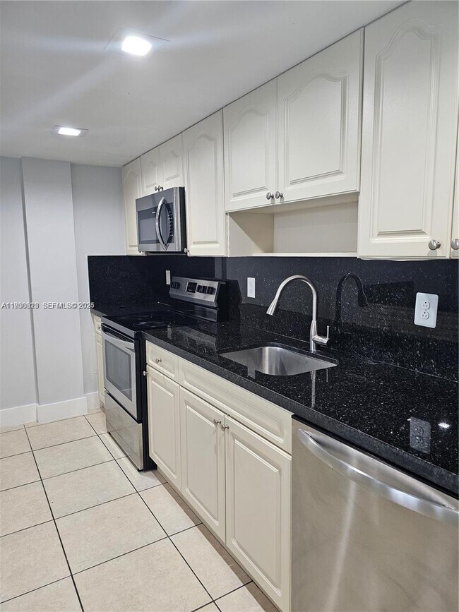 Building Photo - 6930 Miami Gardens Dr Unit 1-412