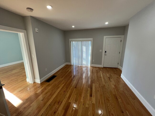 Photo - 372 Oxford St Unit 2