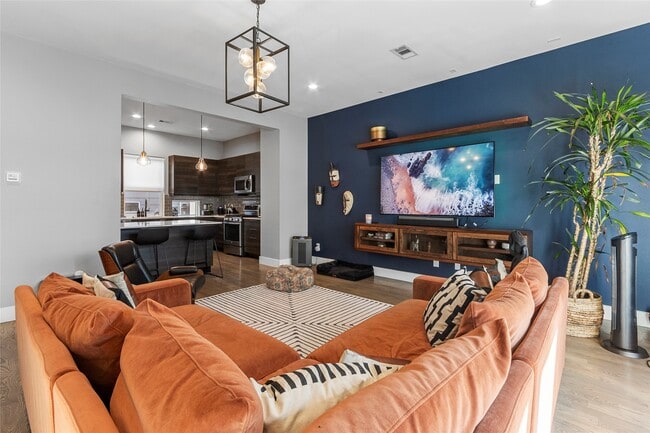 Photo - 2104 Dennis St