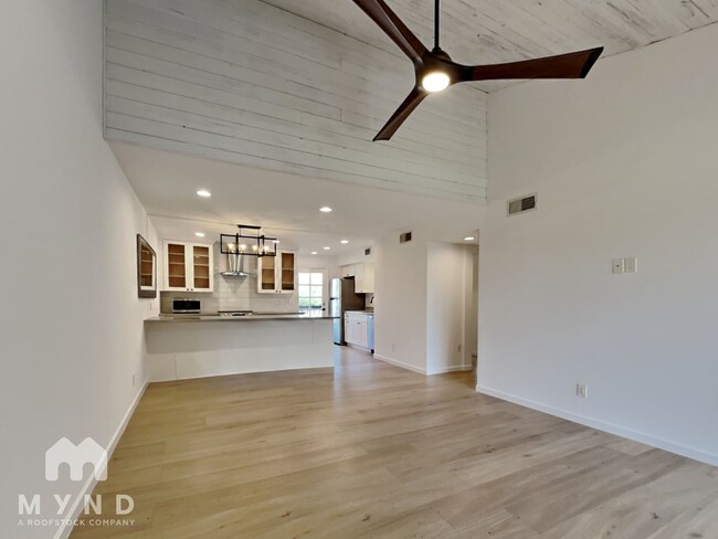 Photo - 5998 N 78th St Unidad 208 Rental